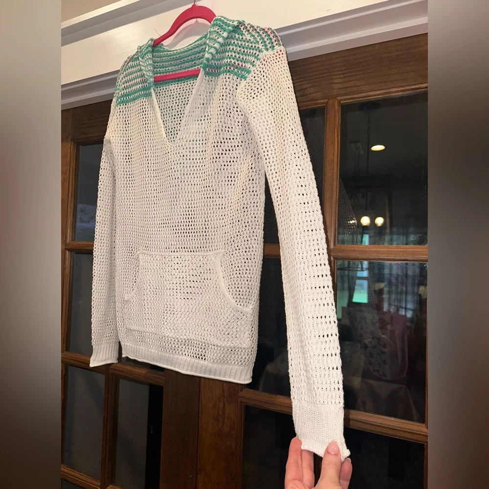 EUC Poof Size Medium Women's White‎ and Green Knit Sweater